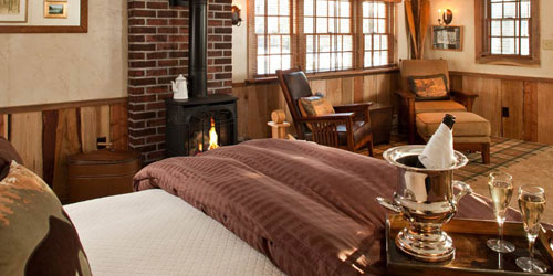 Captain Jefferds Champagne Toast 500x250 - Distinctive Inns of New England